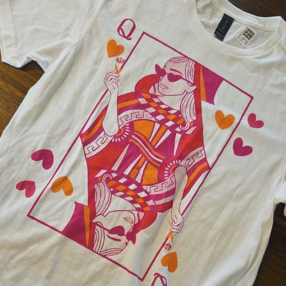 Queen of Hearts Vibrant Graphic T-Shirt - Picture 3 of 3
